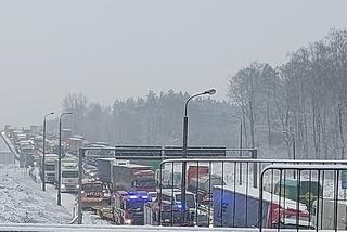 FATALNE warunki na drogach w Śląskiem. Jest mnóstwo wypadków i stłuczek. Duże utrudnienia na DTŚ i zablokowana trasa S1