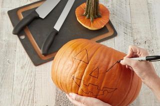 Jak wyciąć dynię na Halloween?
