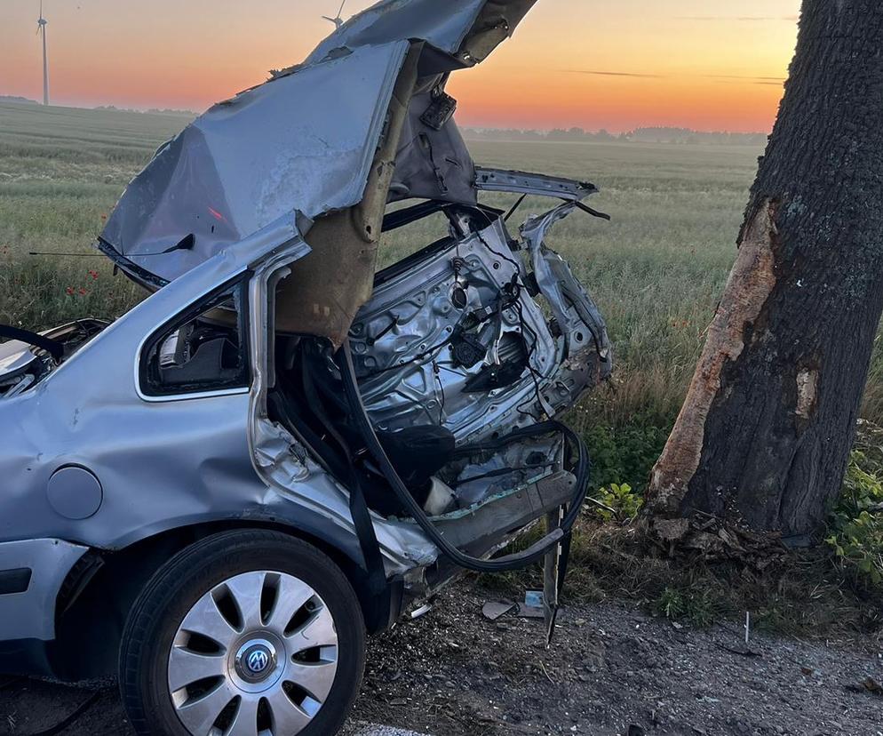 19-latek zginął w potwornym wypadku. Volkswagen pękł na dwie części. Koszmarny widok