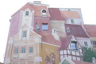 To najsłynniejszy mural w Poznaniu. Jest wizytówką zabytkowej dzielnicy