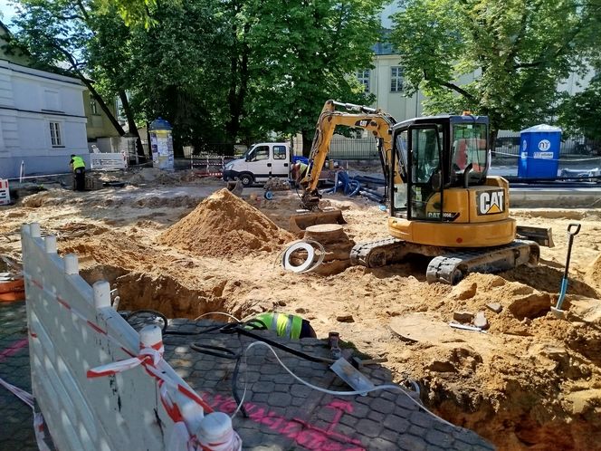 Rozkopanie dużego skrzyżowania odsłoniło fragmenty historii miasta Siedlce
