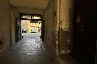 Martwa kobieta na klatce schodowej przy Skorupki.  48-latek opowie za znieważenie zwłok
