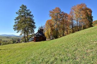 To najpiękniejsza wieś w Małopolsce. Miejscową cerkiew zamieszkują niezwykłe stworzenia