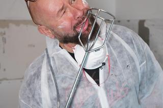 Pawelec wciela się w rolę pracownika budowy