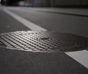 Janusze kradzieży z Ostrowa! Strażacy wyciągnęli złodzieja ze studzienki przy areszcie śledczym