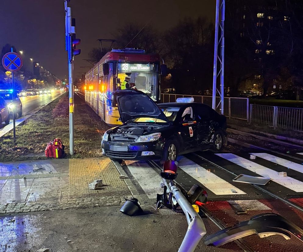 Koszmarny wypadek w Warszawie. Siła uderzenia wyrzuciła samochód na torowisko