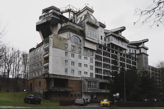  Kosmiczna willa na dachu bloku i najbrzydszy budynek w Polsce. Rusza rozbiórka