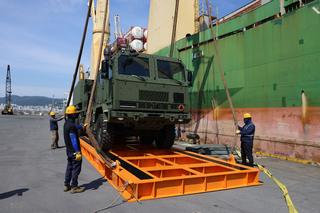 Załadunek wyrzutni Chunmoo na podwoziu Jelcz