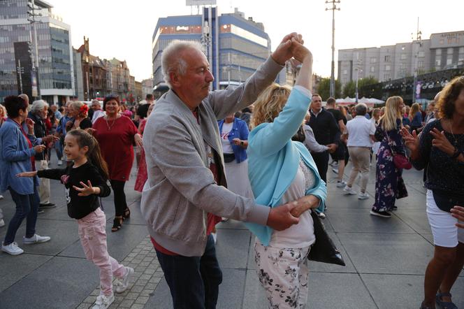 Potańcówka w centrum Katowic. Wyspiański znów porwał tłumy do szalonej zabawy