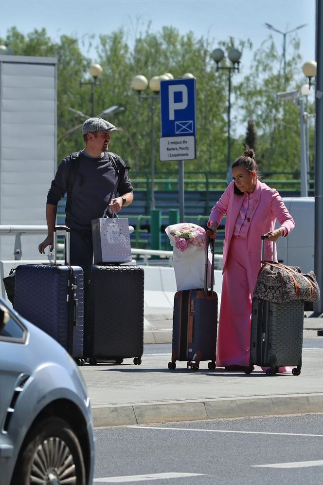 Anna Mucha z rodziną na lotnisku