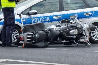 Zmiótł seatem motocyklistę. Koszmarny wypadek na Pradze