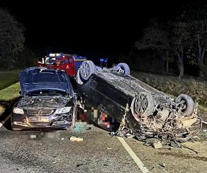  Poważny wypadek na drodze wojewódzkiej w woj. lubelskim. Auto dachowało, wypadła z niego młoda kobieta