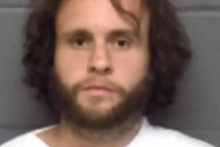 Zamordował ciężarną żonę, ranił córeczki, bo chciał syna