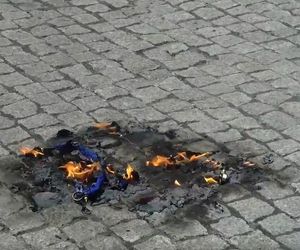 Grzegorz Braun w Katowicach podpalił flagę Unii Europejskiej