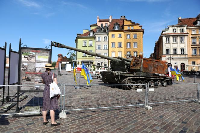 Wraki rosyjskich czołgów na pl. Zamkowym