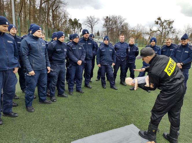 Ćwiczenia policji na stadionie w Iławie