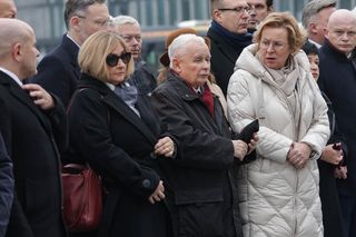 W takich butach Kaczyńskiego jeszcze nie widziałeś! Wszyscy patrzyli też na jego szalik [ZDJĘCIA]