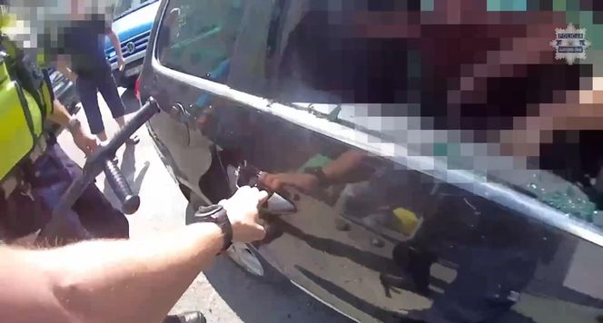 25-latek utknął w rozgrzanym samochodzie i wołał o pomoc. Policjanci musieli rozbić szybę