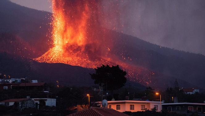 Wielka ewakuacja na hiszpańskiej wyspie La Palma. Wulkaniczna lawa wdarła się do zakładów przemysłowych