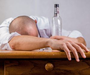 Pijany ojciec „opiekował” się rocznym synkiem. Miał prawie śmiertelną dawkę alkoholu we krwi!