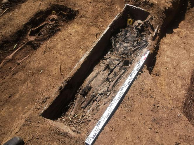 Kilkuset żołnierzy pochowanych w masowym grobie