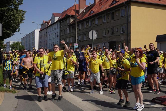 Przemarsz kibiców Stali Gorzów przed meczem z Falubazem Zielona Góra