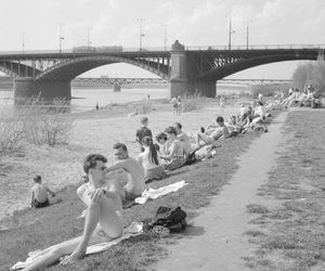 QUIZ PRL. Seksbomby znad Bałtyku. W czym opalały się nasze matki i babki? 15 pytań o plażowanie w stylu PRL