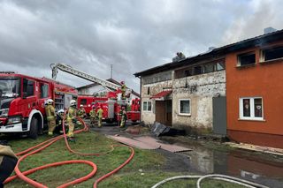 Pożar w Kunowie. Dwie osoby w szpitalu, 19 ewakuowanych. Co się stało?