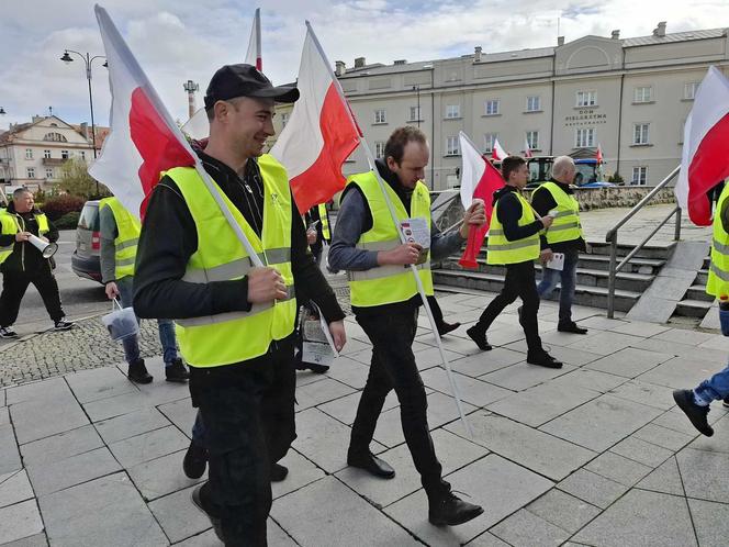 Kalisz. Rolnicy protestowali przed biurami poselskimi 