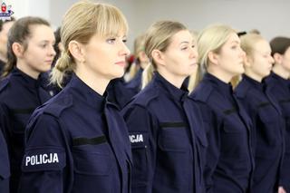 W lubelskiej policji jest więcej mundurowych. Za nimi uroczyste ślubowanie