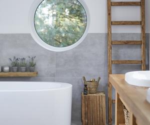 Łazienka w szarości i drewnie – organiczne piękno