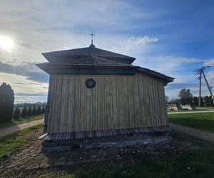 Zabytkowy kościół w Zadąbrowiu.