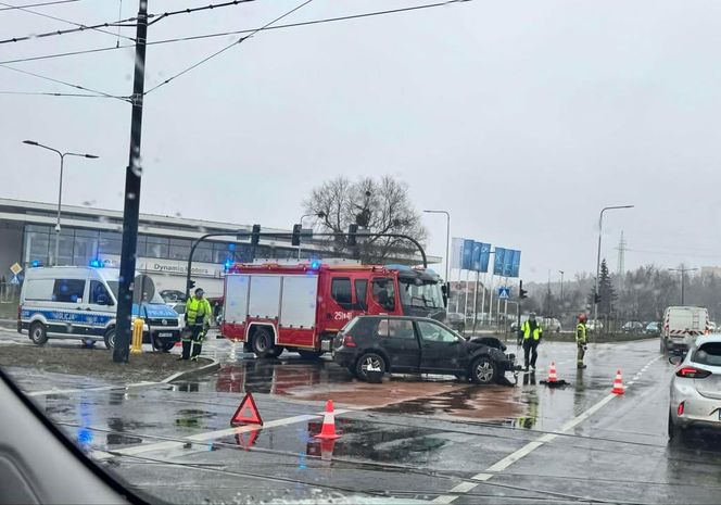 W centrum Bydgoszczy osobówka zderzyła się z autobusem miejskim. Policjanci wskazują sprawcę