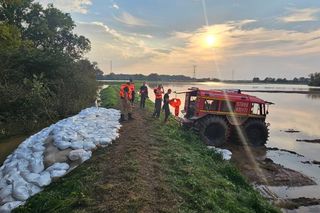 Bohaterska postawa policjantów z Działdowa. Wzięli urlop, aby pomagać powodzianom [ZDJĘCIA]