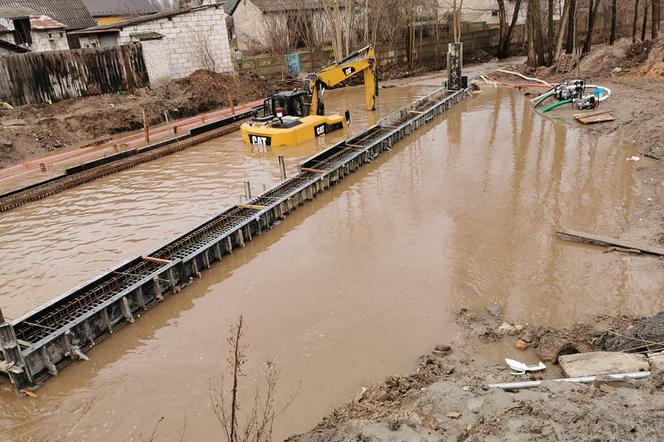 Dramat w Pawłowie. Rzeka Szabasówka zalała remontowany most [ZDJĘCIA]