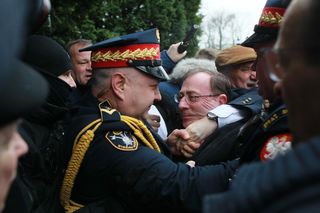 Szarpanina z Mariuszem Kamińskim pod Sejmem! Nagranie w sieci