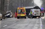 Masowy wypadek pod Warszawą! Zderzenie trzech aut z wojskową ciężarówką. Jedna osoba nie żyje