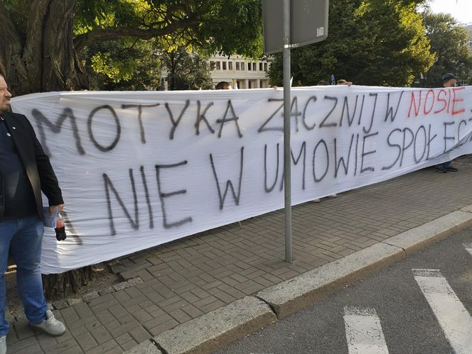 Paraliż w Katowicach. Rozpoczął się protest górników i hutników. "Stal się hartuje, a rząd ją rujnuje"