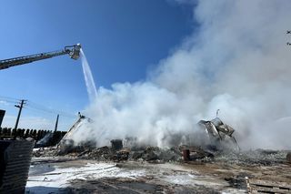 Pożar hali przemysłowej hurtowni zniczy przy ulicy Dojazd w Tarnowie