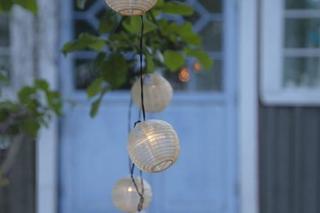 Lampiony, sznury lampek i inne ozdoby świetlne na taras i balkon