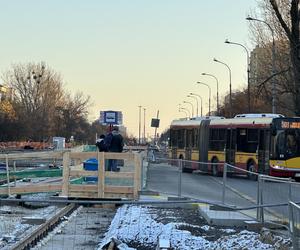 Koszmarny wypadek w Warszawie. Autobus miejski potrącił 12-latkę. Dziewczynka trafiła do szpitala