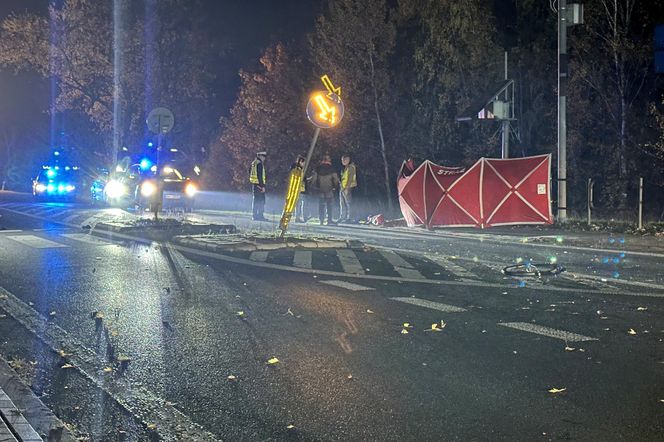 Śmiertelne potrącenie rowerzysty. Auto dachowało, dwie osoby trafiły do szpitala