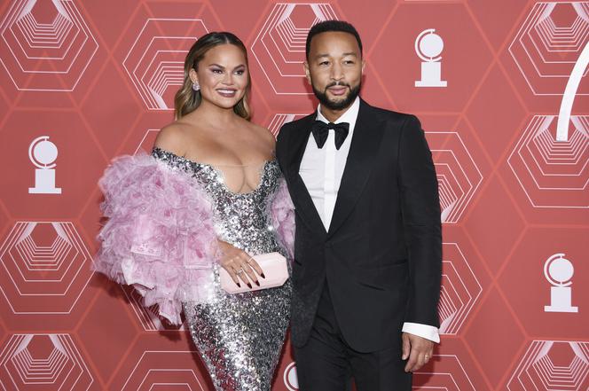 Trzeźwa Chrissy Teigen i elegancki John Legend zachwycają na rozdaniu Tony