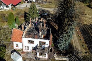 Stali i przyglądali się jak płonie ich dom. Padli ofiarą bezdusznego systemu. Wszystko przez absurdalne przepisy