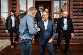 Tusk spotkał się z Fico. Uwagę zwraca to, co wisiało na ścianach [ZDJĘCIA]