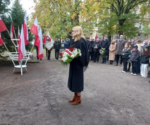Zapalono znicze dla rozstrzelanych mieszkańców Leszna. W rocznicę tragicznych wydarzeń [ZDJĘCIA]