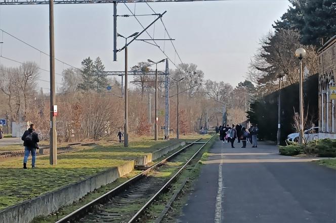 W oczekiwaniu na pociąg w Ciechocinku