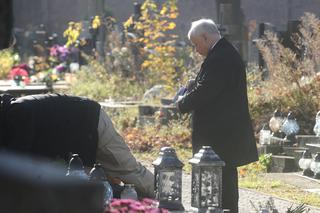 Prezes Kaczyński z miotełką na grobach