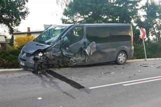 Czołówka pod Płockiem! Renault zupełnie zmiażdżone. Lądował śmigłowiec [ZDJĘCIA]