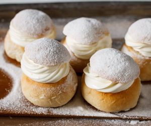 Semla, czyli szwedzkie bułeczki z kremem. Tradycyjny smakołyk wyróżnia jedna przyprawa